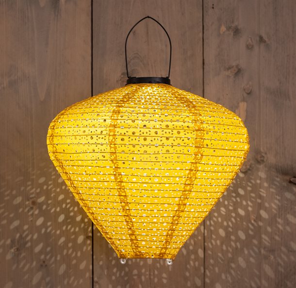 Dekorativ pæreformet solcellelampe i perforeret stof, i gylden orange farve CB739194