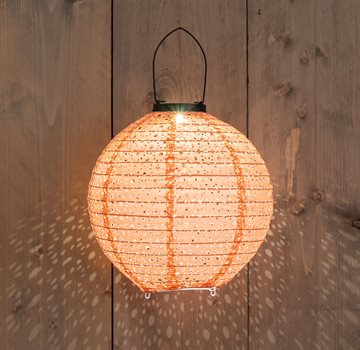 Dekorativ kugleformet solcellelampe i lyserødt perforeret stof CB739203