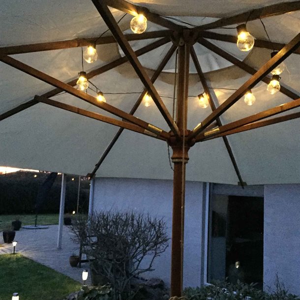 Solcelle lyskæde til parasol med 10 dekorative små LED pærer i varm hvid farve GL086EZ