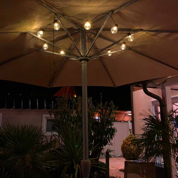 Solcelle lyskæde til parasol med 10 dekorative små LED pærer i varm hvid farve GL086EZ