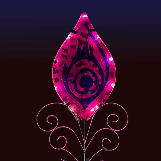 Påfugleøjet i farven lilla – Fortuna en dekorativ solcellelampe fra eZsolar GL1022EZ