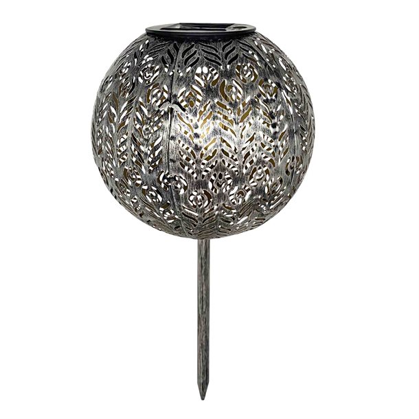 Kugleformet solcellelampe i antik sølvfarvet metal med ornamentalsk mønster – "Bola" GL1026EZ  