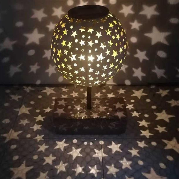 Kugleformet solcellelampe i hvidmalet metal med ornamentalsk stjerne mønster – "Stella" GL1027EZ 