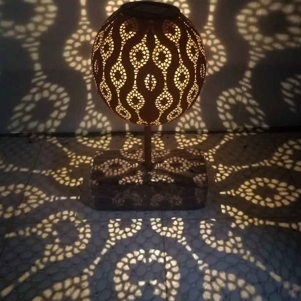 Kugleformet solcellelampe i rustfarvet metal med ornamentalsk mønster – "Valo" GL1028EZ  